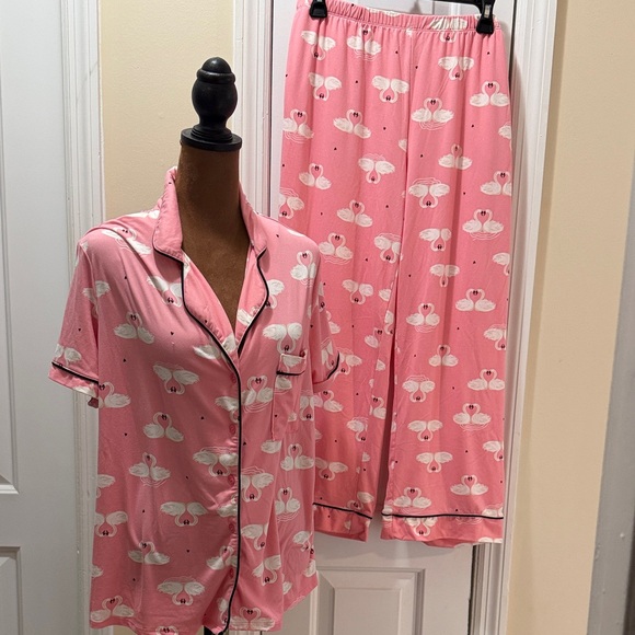 Charming Pink Swan Print Capri Pajama Set Soft - Picture 4 of 7